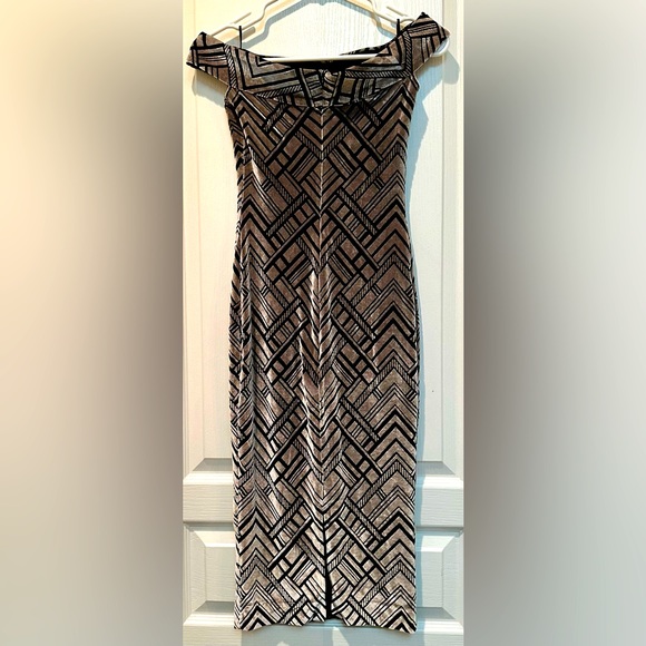 DRESS the POPULATION Taupe Black Eden Geo Velvet Off Shoulder Bodycon Midi Dress - Picture 6 of 8